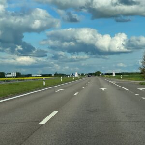 Klaipėda-Kaunas 127 km., šalia Raseinių kair.